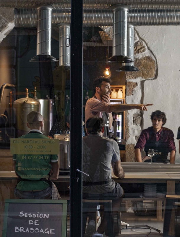 atelier-la-beer-fabrique-lyon-min Ateliers de brassage de bière à Lyon