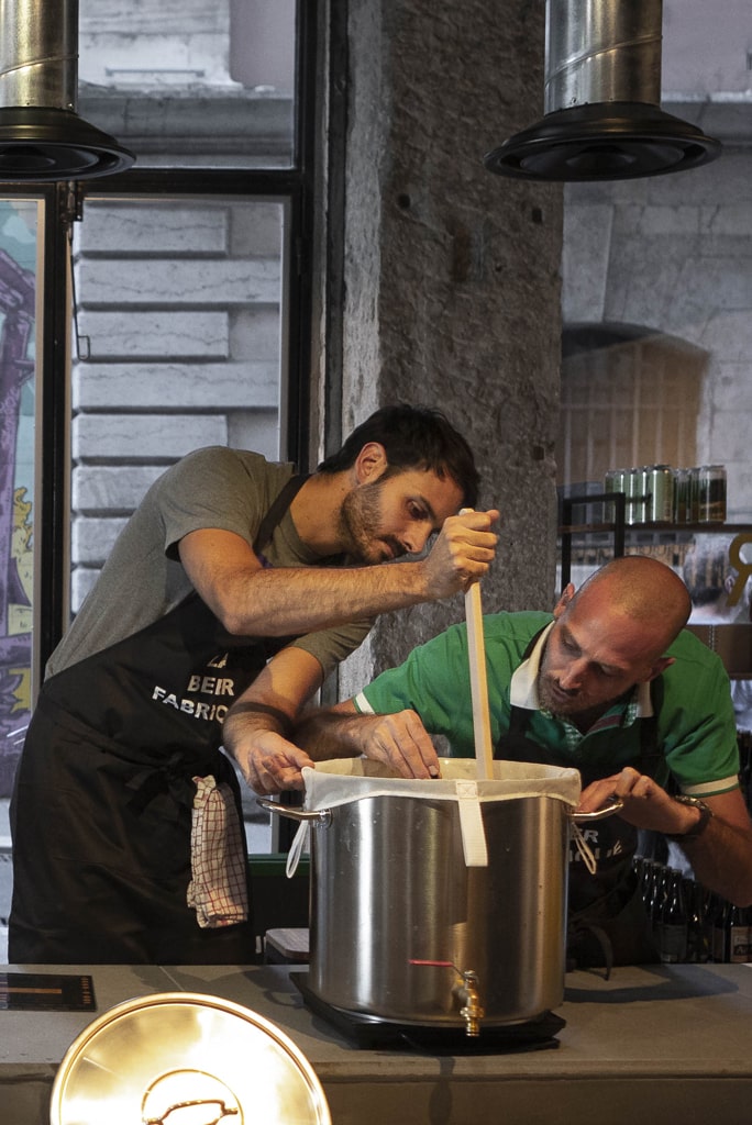 lyon-contenu-atelier-biere-min Brasseurs dans l'atelier de brassage LBF à Lyon