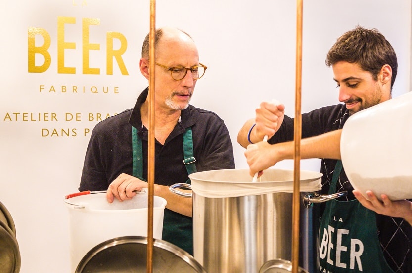 pere et fils qui brassent de la bière