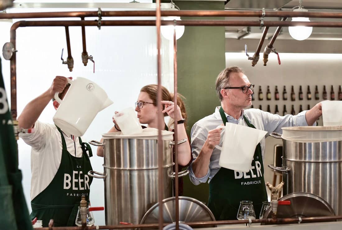 élèves apprenant à brasser de la bière