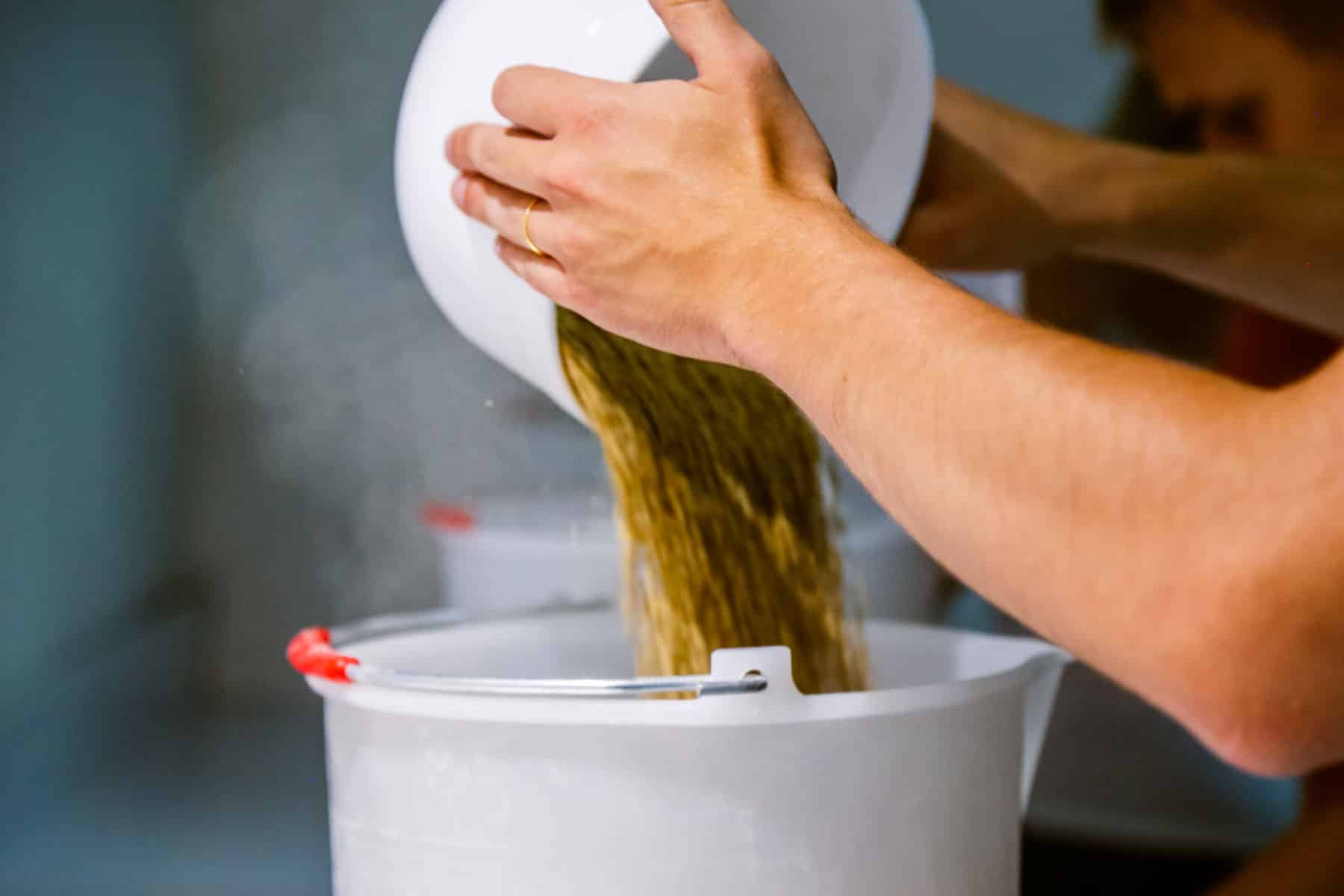 personne versant du malt