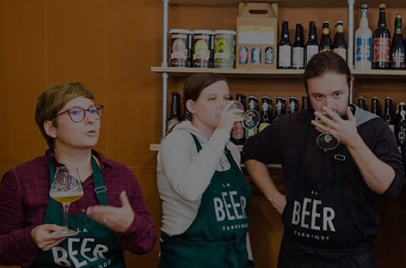 degustation-biere-artisanale-min Deux brasseurs amateurs dégustent de la bière dans un atelier de brassage à Paris