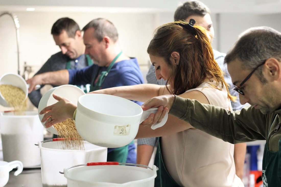 atelier-beer-fabrique-avec-brasseurs-min Brasseurs en formation pour apprendre à brasser de la bière