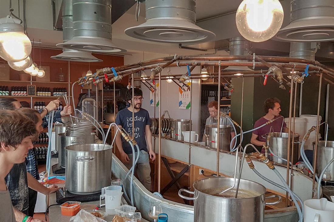 atelier-formation-brasseur-min Atelier de brassage en plein effervescence : chacun apprend à créer et à faire ses propres recettes de bières artisanales