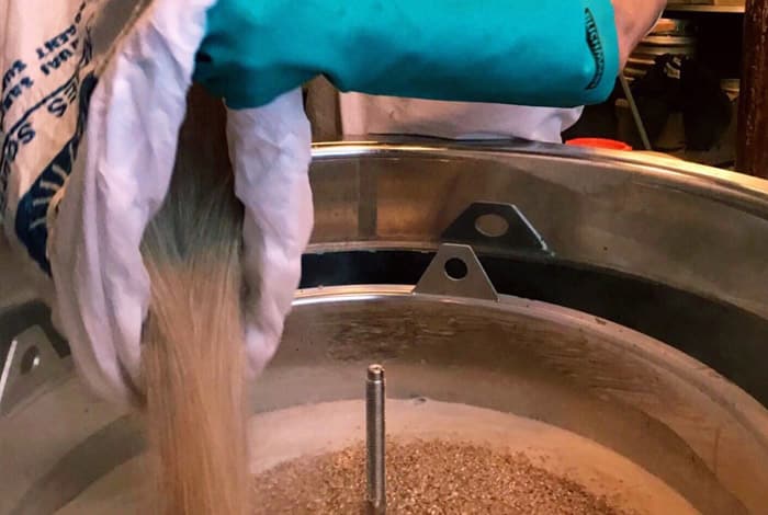 brasseur-dans-sa-cuve-en-train-de-brasser Versement du malt lors de la formation