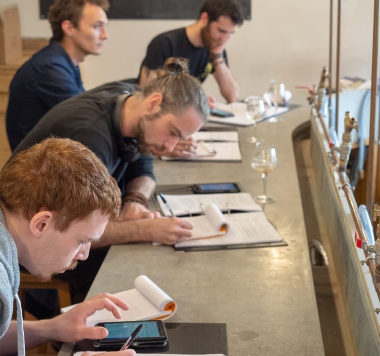 formation-brasseur-amateur-min Quatre élève se forment à la gestion financière et administrative d'une micro-brasserie
