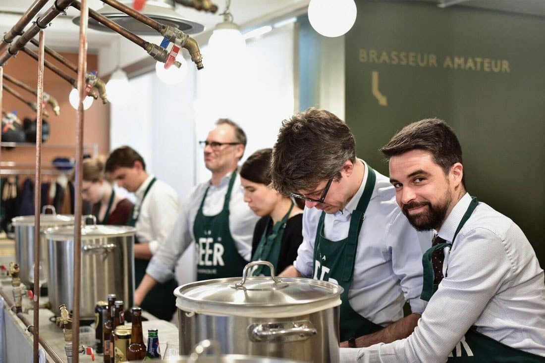 team-building-entreprise-brassage-min L'équipe de Leroy Merlin en train de brasser de la bière