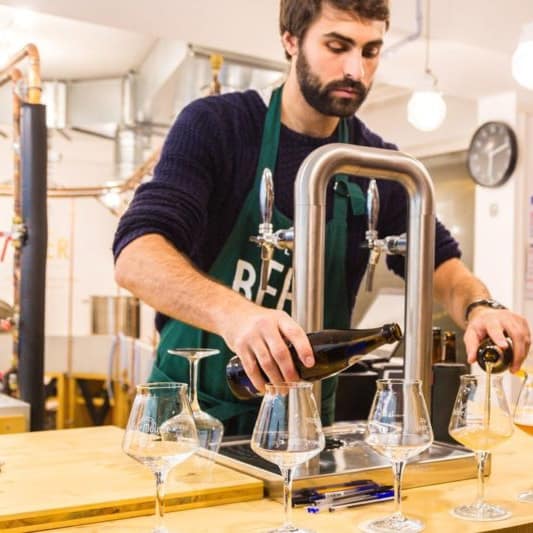 team-building-atelier-degustation-round-min Brasseurs en formation pour apprendre à brasser de la bière