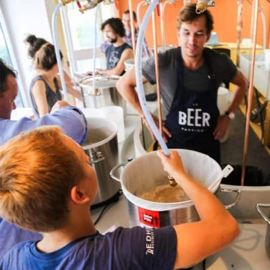 team-building-maitre-brasseur-round-min Brasseurs en formation pour apprendre à brasser de la bière