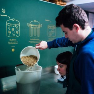 Versement des ingrédients pour fabriquer sa bière