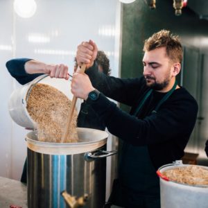 Atelier Brasseur amateur La Beer fabrique Un brasseur est en train de fabriquer sa bière