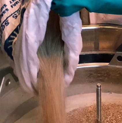 brassage-biere Versement des ingrédients pour fabriquer sa bière