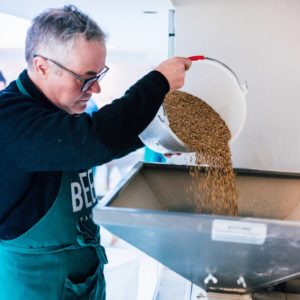 competences-devenir-brasseur-min Une personne qui se forme pour devenir brasseur