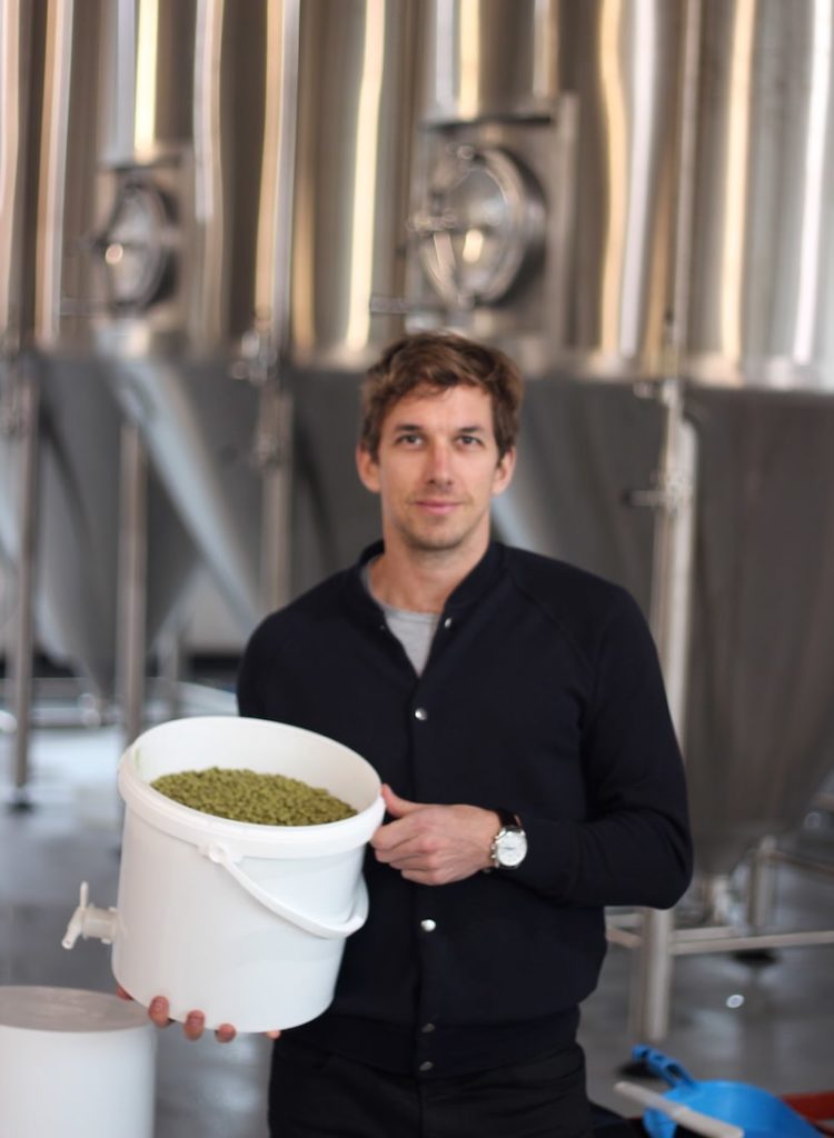 pourquoi-devenir-brasseur-min Un brasseur dans son atelier de brassage