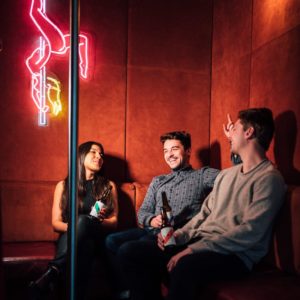 projets-a-venir-min Trois personnes dans un bar