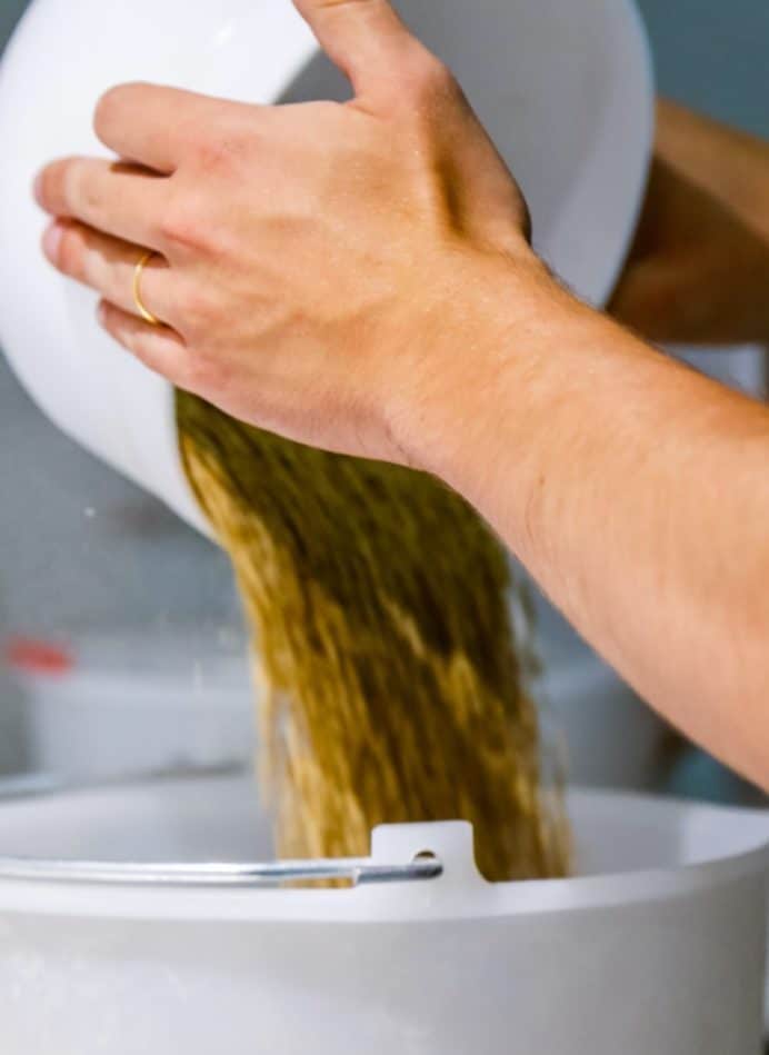 que-propose-la-Beer-Fabrique-min-2 Des ingrédients versés dans un seau pour faire de la bière