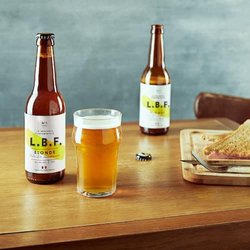 Production Bière artisanale la Beer fabrique Bières LBF posées sur la table d'un restaurant