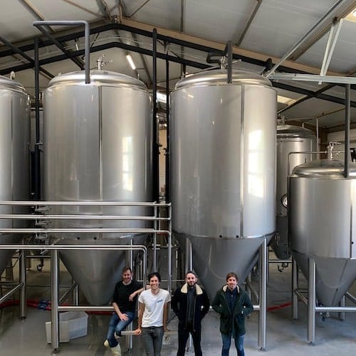 Production de bière en brasserien Equipe LBF devant les cuves de la brasserie
