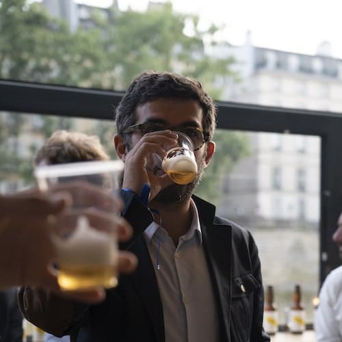 buveur de bière La Beer Fabrique Salarié d'une entreprise qui boit une bière personnalisée
