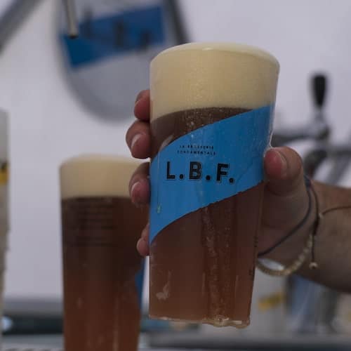 Événement tireuse biere Bière LBF en train d'être tirée