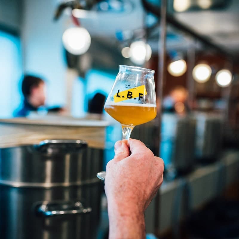 Fabrication de la biere artisanale La Beer Fabrique Bière venant d'être brassée en brasserie