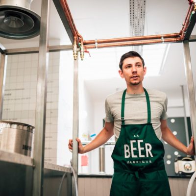 1-ateliers-brassage-biere-min Un brasseur dans un atelier de brassage LBF