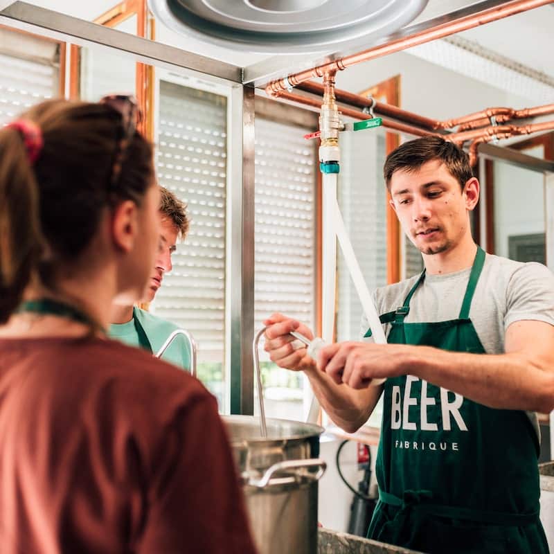 accompagnement-satisfaction-min Formateur professionnel en train de donner un cours de brassage
